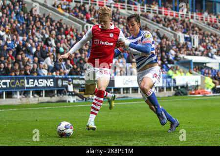 Tommy Conway von Bristol City (links) und Tom McIntyre von Reading (rechts) kämpfen während des Sky Bet Championship-Spiels im Select Car Leasing Stadium, Reading, um den Ball. Bilddatum: Samstag, 22. Oktober 2022. Stockfoto