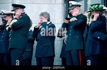 Amsterdam 199604. Das norwegische Königspaar, Königin Sonja und König Harald, besucht offiziell die Niederlande. Das Bild: König Harald und Königin Beatrix mussten sich wie die anderen Zuschauer an den Ohren halten, als sie das Schlimmste vor Van Ghent Barrcks in Rotterdam verengten, wo das Royal Dutch Marine Corps seinen Hauptstützpunkt hat. Die Elitesoldaten, die jedes Jahr in Norwegen im Winter trainieren, zeigten den beiden Majestien, wofür ihre Anti-Terror-Gruppe gut ist. Halter für die Ohren, Hören. (NTB-Foto: Rune Petter Ness) Stockfoto