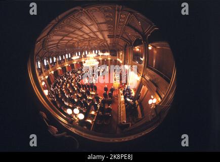 Oslo 19800607. Die Feier des 75.. Jahrestages der Entschließung der Union. Drei Generationen der königlichen Familie waren während der Feier anwesend. Prinz Haakon Magnus (6) war bei seiner ersten Reprenz und zum ersten Mal im Storting. Hier ist ein Übersichtsbild aus der Storting Hall. Foto: Erik Thorberg NTB / NTB Stockfoto