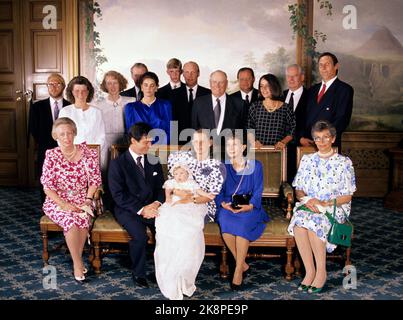 Oslo 19890620: Ingeborgs Tochter von Prinzessin Ragnhild und Erling Lorentzen tauft ihre Tochter Victoria Ragna Ribeiro in der Schlosskapelle. Die Familie sammelte sich zum Fotografieren in den Vogelwerken auf dem Schloss. Erste Reihe links Großmutter Prinzessin Ragnhild, Pater Paulo Ribeiro, Mutter Ingeborg Lorentzen, Victoria Ragna,? Und Prinzessin Ragnhild. Hinter Olderfar König Olav, Kronprinz Harald und Opa Erling Lorentzen. Prinzessin Märtha Louise (v.v.). Foto: Knut Falch Scanfoto / NTB Stockfoto