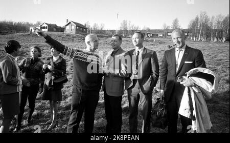 Hemsedal 19691011 die amerikanischen Astronauten Buzz Aldrin, Neil Armstrong und Michael Collins von 'Apollo 11', die Anfang des Jahres das Land auf dem Mond auf Europatournee ist. Nach dem Besuch in Oslo entspannten sie und Ehepartner sich bei der Jagd auf die Raufhühner in der Kabine von Verteidigungsminister Otto Grieg Tidemand. Aus V: Der Verteidigungsminister in Lusekofte, weitere Neil Armstrong Michael Collins und Edwin Aldrin. Längster Fernseher. Wahrscheinlich Frau Verteidigungsministerin (in Kofte) mit ein paar Ehepartnern. Foto: Aage Storløkken / Aktuell / NTB Stockfoto