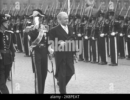 Oslo 19550525. Der isländische Präsident zu einem offiziellen Besuch in Norwegen. Präsident Asgeir Asgeirson kommt zusammen mit Frau Asgeirson am Rathausplatz in Oslo Brygge an und wird von König Haakon und Kronprinz Olav getroffen. Hier inspizieren der König und der Präsident die Ehrengesellschaft der Gardisten. Foto: NTB / NTB Stockfoto