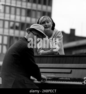 Oslo 196606. Povel Ramel und Monica Zetterlund sind mit der Knäppuprevue in Oslo. Hier sind sie am Klavier mitten in Youngstorget, Povel Ramel Player und Monica Zetterlund singen. Photo Aage Storløkken / Aktuell / NTB Stockfoto