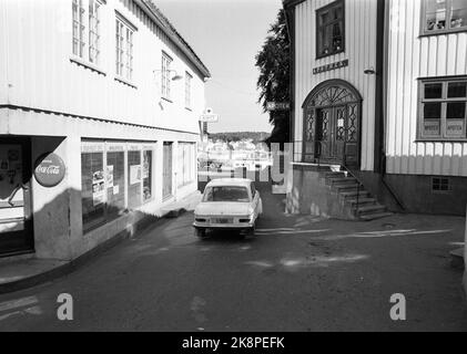 E-18, 9. August 1969. Aktuelle Nr. 32. 'Die Urlaubsstraße vor einigen ist Europavei 18 - oder Süd, wie sie im Volksmund genannt wird. Wir sind der 613 Kilometer langen Straße von Oslo nach Stavanger gefolgt. Von der Autobahn auf kurvenreiche Schotterstraße, von den Dörfern von Vestfold bis zum felsigen Jæren. Durch einige der größten Städte des Landes und durch kleine südländische Idyllen. Hier aus Grimstad. Foto: Per Ervik / Current / NTB Stockfoto