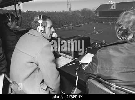 Selhurst Park, London 19721125. Sportreporter in NRK Knut Th. Gleditsch in England, um das Tippspiel am Samstag im Fernsehen zu kommentieren. Jede Woche reist einer der TV-Sportreporter nach England, um sich über das Spiel zu äußern. Hier folgen wir Knut Th. Gleditsch reist von Oslo aus, bis er zurück ist. Foto: Aage Storløkken Current / NTB Stockfoto