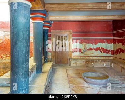 Restaurierter Abschnitt des Tempels von Knossos eine archäologische Stätte aus der Bronzezeit in der Nähe von Heraklion auf Kreta, Griechenland, die das Zentrum der minoischen Kultur war. Stockfoto