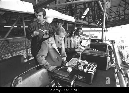 Selhurst Park, London 19721125. Sportreporter in NRK Knut Th. Gleditsch in England, um das Tippspiel am Samstag im Fernsehen zu kommentieren. Jede Woche reist einer der TV-Sportreporter nach England, um sich über das Spiel zu äußern. Hier folgen wir Knut Th. Gleditsch reist von Oslo aus, bis er zurück ist. Im Bild im Kommentarfeld mit Rolf Hovden (zurück), der den Job lernt. Foto: Aage Storløkken Current / NTB Stockfoto