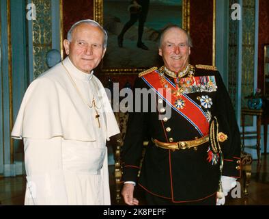 Oslo 19890601. Papst Johannes Paul II. Ist der erste Papst der norwegischen Geschichte. Zum ersten Mal in der Geschichte, Besuch der römisch-katholischen Kirche in Norwegen. Der Papst (TV) traf König Olav auf dem Schloss in Oslo während seines Besuches in Norwegen. Foto: Bjørn Sigurdsøn / NTB / NTB Stockfoto