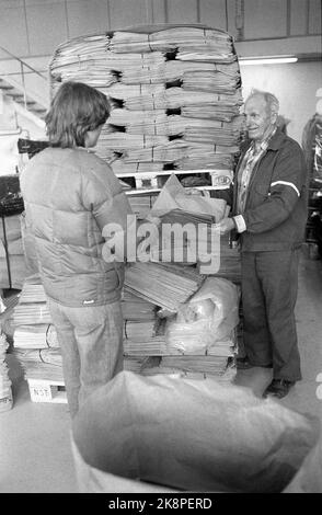 Oslo 19801014. Streiks in der Reinigungsanlage in Oslo. In der Müllverbrennungsanlage der Reinigungsanlage in Brobekkveien werden bis zu drei Plastiktüten an Menschen verteilt, die etwas benötigen, um ihren Müll einzulegen, und immer mehr Menschen nutzen es aus. Hier ist es Thorleif Gundersen, der die Übergabe vornimmt. Foto: Erik Thorberg / NTB Stockfoto