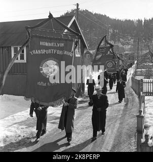 HOMMELVIK 1952-03-22; tidligere Statsminister Johan Nygaardsvold (f.1879) begraves i hjembygda Hommelvik i Sør-Trøndelag. Nygaardsvold var stortingsrepresentant for Arbeiderpartiet 1916-1949. Norges statsminister Fra 1935 etter 'kriseforliket' mellom AP Og Bondepartiet. også Staatsminister für 'eksilregjeringen' i London unter den andre verdenskrig 1940-1945. Mange prominente gjester var til stede under begravelsen, blant andre Kong Haakon, Kronprins Olav, partikollga Einar Gerhardsen Og forfatter Johan Falkberget. Først i paraden; Hommelvik Transportforrening, Nygaardsvolds egen fagforening. Stockfoto