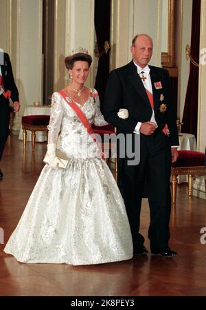 Oslo 199308: Königliche Silberhochzeit. Das norwegische Königspaar, Königin Sonja und König Harald, feiern ihre Silberhochzeit mit einem Galadiner und tanzen im Schloss. Picture: Prozession zum Galadiner im Schloss. Das silberne Paar auf dem Weg zum Galadiner. Foto: Bjørn Sigurdsøn Stockfoto