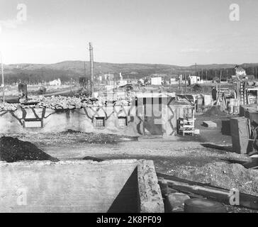 Die Kirkenes im Herbst 1945. Besuch des Kronprinzen; Kronprinz Olav reist nach dem Krieg durch Norwegen. (Hier die Zerstörung der Stadt; Krisenhäuser und Ruinen). Foto: Kjell Lynau / NTB Stockfoto