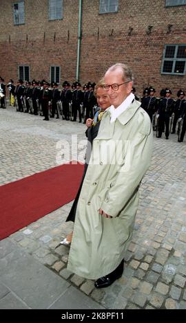 Oslo 19970528: Der Politiker Jan P. Syse trifft zusammen mit Frau Else beim Galadiner in Akershus ein, der mit König Albert II. Und Königin Paola von Belgiens Staatsbesuch in Norwegen zusammenkommt. Foto: Jon EEG NTB / NTB Stockfoto