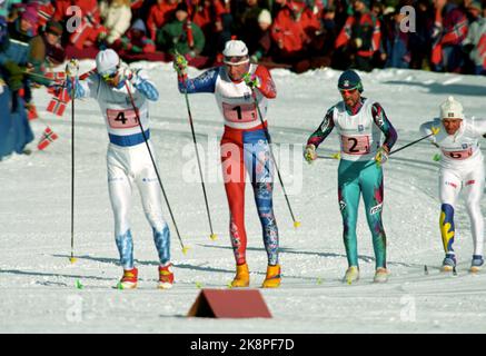 Lillehammer 19940222 Olympische Winterspiele in Lillehammer 4x10 km Gentlemen. Sture Sivertsen führt die erste Etappe für Norwegen. Italien gewann, Norwegen belegte den zweiten Platz und Finnland den dritten Platz. Das norwegische Team bestand aus: Sture Sivertsen, 1. Etappe, Vegard Ulvang, 2. Etappe, Thomas Alsgaard, 3. Etappe und Bjørn Dæhlie letzte Etappe. Foto: Jon EEG / NTB Stockfoto