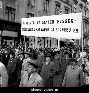 Oslo 19540501. Mai 1 Zug entlang Karl Johans Tor. Registerkarten und Banner. Männer mit Hüten. „Wir verlangen vom Staat, jetzt zeitliche Hangars in Fornebu zu bauen“. Foto: NTB / NTB Stockfoto