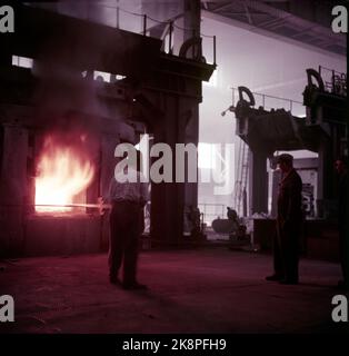 Mo i Rana 1955 Norsk Jernverk in Mo i Rana wird in Betrieb genommen. Interieur aus einem der Hallen. Eisenwerke arbeiten in einer der Hütten. Foto: Sverre A. Børretzen / Aktuell / NTB Stockfoto