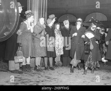 Oslo. Das Regenbogenrestaurant. Karnevalnacht im Zeichen von Schüssen. Die Schriftstellervereinigung veranstaltet den Shooting Year Karneval in Oslo für Einkommen für alte, unproduktive Schriftsteller und Witwen von Schreibern. Hier stimmen Teilnehmer, die von einem neugierigen Publikum bewundert werden. Foto: NTB Stockfoto