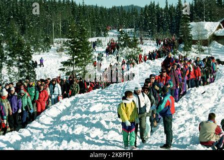 Olympische Winterspiele 19940222 in Lillehammer. Die Zuschauer strömen, um die Herren auf 4x10 km zu sehen. Foto: Jan Greve / NTB Stockfoto