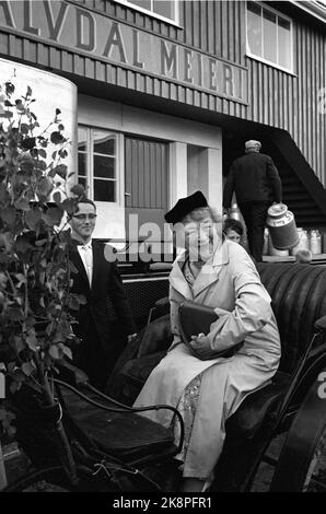 Alvdal August 1963. Die Premiere des Films 'Fresc kick' nach den Büchern von K. Aukrust wurde der Molkerei in Alvdal hinzugefügt. Hier reisten alle Hauptrolle, und die Einheimischen machten ein öffentliches Festival. Hier der Schauspieler Lalla Carlsen, der an Bord des Hufeisens vor der Molkerei Alvdal steigt. Foto: Sverre A. Børretzen / Aktuell / NTB Stockfoto