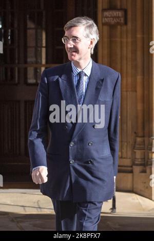 London, Vereinigtes Königreich -24/10/2022. Wirtschaftsminister Jacob Rees-Mogg wird nach den Ergebnissen des nächsten Premierministers lächelnd das Parlament verlassen sehen Stockfoto