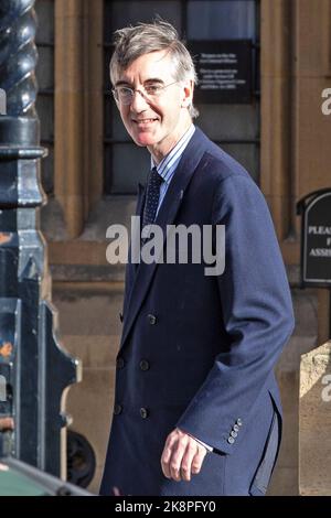 London, Vereinigtes Königreich -24/10/2022. Wirtschaftsminister Jacob Rees-Mogg wird nach den Ergebnissen des nächsten Premierministers lächelnd das Parlament verlassen sehen Stockfoto