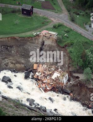 Dreizehn. Flutkatastrophe in Ostnorwegen. Aufgrund von Schneeschmelze und Regen ist Ostnorwegen von Überschwemmungen und Überschwemmungen betroffen. Das Ergebnis ist eine enorme Zerstörung von Kulturflächen und Gebäuden. Picture: Große Zerstörung auf dreizehn. Ein Haus ist in den Fluss abgestürzt (fehlende Ortsnamen). - - Das Bild ist ca. 47 MB ​​- - Foto: Jon EEG Stockfoto