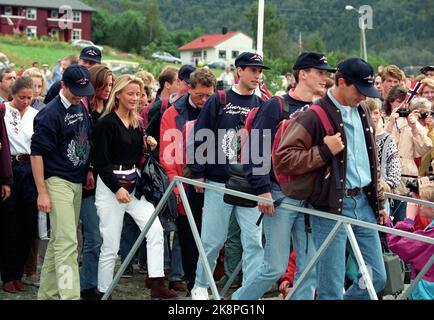 Westnorwegen, 199308: Silberkreuzfahrt. Ausflug nach Westland. Das norwegische Königspaar, Königin Sonja und König Harald, organisieren anlässlich ihrer Silberhochzeit Kreuzfahrten in Westnorwegen. Picture: Sykkylven. Die königlichen Jugendlichen steigen an Bord eines Wikingerschiffs auf, das sie an Bord des königlichen Schiffes tragen wird. Hier vor H .: Kronprinz Frederik von Dänemark, Prinz Joachim von Dänemark, Prinz Edward von Großbritannien, Prinzessin Astrid Ullens de Schooten, Prinzessin Sophie Ullens de Schooten (teilweise versteckt) und gebackene Prinzessin Alexia von Griechenland (weißer Pullover). Foto: Bjørn Sigurdsøn Stockfoto