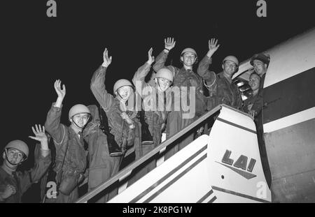 Neapel, Italien November 1956. Norwegische Polizeitruppen auf dem Weg nach Suez, um an der internationalen Polizei teilzunehmen. 5000 UN-Soldaten aus den nordischen Ländern, Kanada, Indien und Pakistan sind in Neapel versammelt. Die Soldaten mussten in Neapel warten, bis eine Einigung zwischen der UNO und Nasser über die Bedingungen für den Aufenthalt der internationalen Gardekräfte in Ägypten erzielt wurde. Hier winken UN-Soldaten auf dem Weg zum Flugzeug, das sie nach Suez bringen wird. Foto: Sverre A. Børretzen Current / NTB Stockfoto