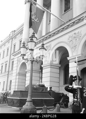 Oslo 1954-04-21 Begräbnis der Kronprinzessin Märtha. Kronprinzessin Märthas Bahre verlässt das Schloss. Gardisten präsentiert Gewehre für die Bahre. Das königliche Banner mit Trauerflor hängt vom Balkon. Foto: NTB / NTB Stockfoto