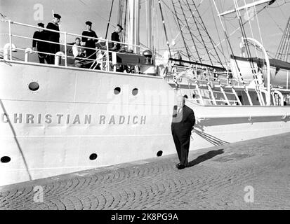 Oslo 19661001. Der Regisseur Alfred Hitchcock (66) über Norwegens Besuch. Alfred Hitchcock ist in Oslo, um eine Pressekonferenz abzuhalten, um einen Sturm über seine jüngsten Mittagessen zu erzeugen. Hier auf einer Fahrt im Hafen von Oslo, um das am Hafen gelegene Schulschiff Christian Radich zu sehen. Foto: Jan Erik Olsen Current / NTB Stockfoto