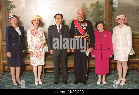 Oslo. Der chinesische Präsident und seine Frau posieren mit Mitgliedern der königlichen Familie beim „Vogelwetter“ im Schloss kurz nach der Ankunft am Donnerstag. Das Foto zeigt von links Prinzessin Astred Frau Ferner, Königin Sonja, den chinesischen Präsidenten Jiang Zemin, König Harald, die chinesische Präsidentenfrau Wang Yepings und Prinzessin Mærtha Louise. Foto: Per Løchen Stockfoto