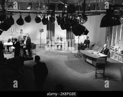 Oslo 19600820: NRK Television startete seine Sendungen am 20. August 1960. King Olav eröffnet die erste Sendung von NRK Television. Übersichtsbild aus dem Studio. Th. Premierminister Einar Gerhardsen, der ebenfalls bei der Eröffnung sprach. Foto: NTB / NTB Stockfoto