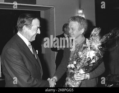 Oslo 19761124. Theatermanager am Nationaltheater Toralv Maurstad wird 50 Jahre alt. Hier, Bürgermeister Albert Nordengen (t.v.) Toralv Maurstad gratuliert dem Tag. Foto: Oddvar Walle Jensen NTB / NTB Stockfoto