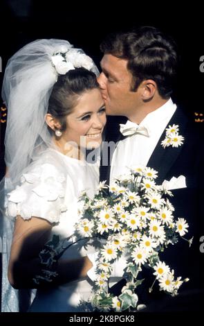 Oslo 19690830. Die Künstlerin Wenche Myhre und Torben Friis-Möller heirateten in der Grefsener Kirche. Hier sehen wir das glückliche Brautpaar nach der Hochzeit. Brautstrauß mit Klerus. Foto: Erik Thorberg NTB Archive / NTB Stockfoto