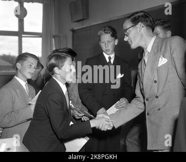 Oslo 19500617. Der letzte Schultag von Prinz Harald an der Smestad Grundschule. Hier sehen wir vom Ende an, wo Prinz Harald Auf Wiedersehen zu Lehrer Briseid sagt. Kronprinz Olav und Kronprinzessin Märtha waren ebenfalls anwesend. Foto: NTB Archive / NTB Stockfoto