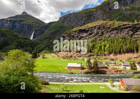 Eine Luftaufnahme von typischen Dorfhäusern in der ländlichen Landschaft von Vestland, Norwegen Stockfoto