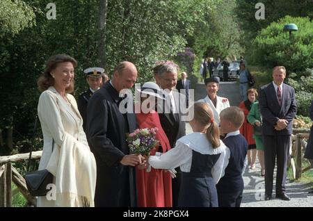 Bergen 15. Juni 1993. Grieg-Jubiläum. Das Königspaar trifft zusammen mit Kulturminister Åse Kleveland in Troldhaugen ein und trifft sich mit Blumen von kleinen Kindern. Foto: Marit Hommedaille / NTB / NTB Stockfoto