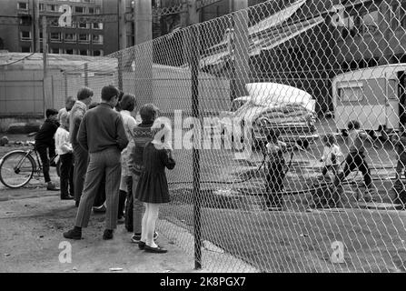 New Skan: Oslo Juni 1968 Fast hundert Zigeuner kamen im Frühjahr 1968 nach Oslo. Sie erhielten einen Platz auf dem Gasplot in Oslo East. Jeden Tag gibt es Menschen, die sie anschauen wollen. Foto: Sverre A. Børretzen / Aktuell / NTB Stockfoto