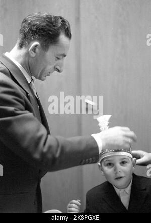 Oslo 19601128 Chanukka dauert bis Ostern. Die Chanukka-Partei hat - die jüdische Lichtpartei begonnen. Acht Tage lang halten die Juden die letzten. Von der Feier in der Synagoge in der mosaischen Religionsgemeinschaft in Oslo. Die diesjährige große Veranstaltung ist die Kinderparty, die einmal während Chanukka stattfindet. Es weckt Papierhüte, Softdrinks, Kuchen und große Tüten Süßigkeiten. Foto: Sverre A. Børretzen / Aktuell / NTB Stockfoto