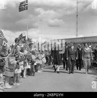 Oslo 29. Juni 1957. Premierminister Jawaharlal Nehru aus Indien bezaubert die Norweger. Hier wird er von vielen Kindern begrüßt, die norwegische Flaggen schwenken. Foto: NTB / NTB Stockfoto