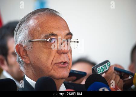 Bogota, Kolumbien, 24. Oktober 2022. Der kolumbianische Verteidigungsminister Ivan Velasquez spricht im Rahmen einer Pressekonferenz am 24. Oktober 2022 in Bogota, Kolumbien, über eine neue Sicherheitspolitik mit den Medien. Stockfoto