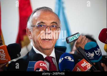 Bogota, Kolumbien, 24. Oktober 2022. Der kolumbianische Verteidigungsminister Ivan Velasquez spricht im Rahmen einer Pressekonferenz am 24. Oktober 2022 in Bogota, Kolumbien, über eine neue Sicherheitspolitik mit den Medien. Stockfoto