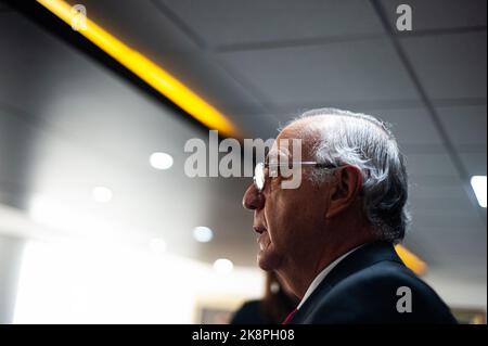 Bogota, Kolumbien, 24. Oktober 2022. Der kolumbianische Verteidigungsminister Ivan Velasquez spricht im Rahmen einer Pressekonferenz am 24. Oktober 2022 in Bogota, Kolumbien, über eine neue Sicherheitspolitik mit den Medien. Stockfoto