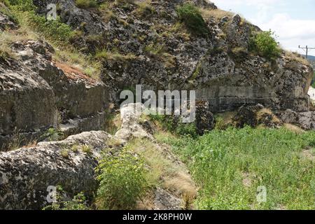 Der antike Ferhat Water Channel befindet sich in Amasya, Türkei. Stockfoto