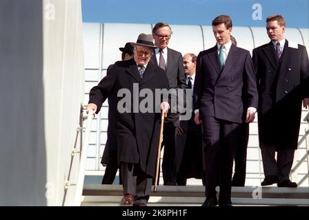 Kopenhagen 16. - 18. April 1990. Königin Margrethe von Dänemark ist 50 Jahre alt. Hier kommt König Olav Copenhagen an und wird am Flughafen von Prinz Joachim empfangen, was sicherstellt, dass der König nicht die Treppe fällt. Foto: NTB / NTB Bild # 3 von 4. Stockfoto