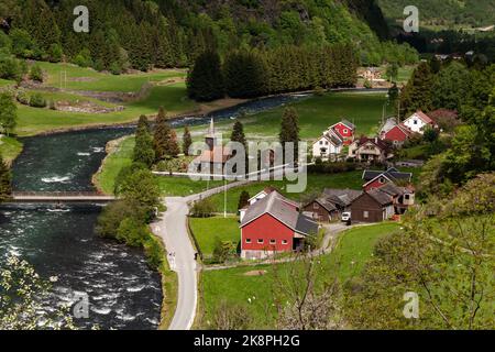 Eine Luftaufnahme von typischen Dorfhäusern in der ländlichen Landschaft von Vestland, Norwegen Stockfoto