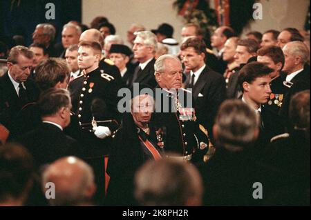 Oslo 19910130. Beerdigung von König Olav V. Prinzessin Ragnhild und ihr Mann Erling Lorentzen (Mitte) kommen bei der Trauerfeier in der Kathedrale von Oslo an. Kronprinz Haakon (T.H.). Foto: Lise Åserud NTB / NTB Stockfoto