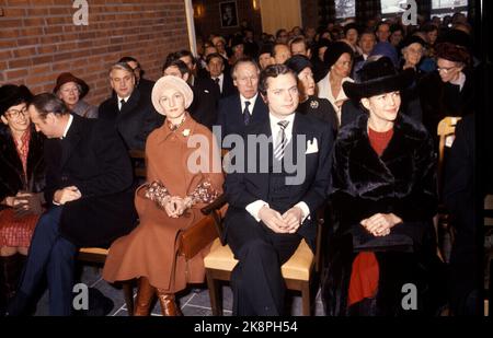 Stockholm 197612. Von links Prinzessin Mærtha, Kronprinz Harald, Kronprinzessin Sonja, König Carl Gustaf von Schweden und Königin Silvia in Pelz mit Hut in der Einweihung der Stockholmer Kirche. Foto: Erik Thorberg NTB / NTB Stockfoto