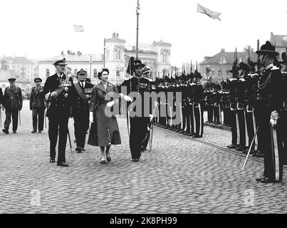 Oslo 19550624. Königin Elisabeth II. Bei einem Staatsbesuch in Norwegen. König Haakon und Kronprinz Olav begrüßten Königin Elizabeth und ihren Ehemann Prinz Philip, als sie in Honnørbryggen ankamen. Hier sehen wir f.v. König Haakon, Kronprinz Olav, Königin Elizabeth und Prinz Philip. Foto: NTB Archive / NTB Stockfoto