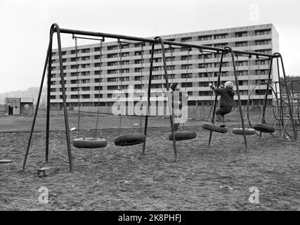 Oslo 19701107. ...... Aber das Auto ist Platz für. Aktueller Bericht über den Platz des Autos in der düsteren Stadt im Vergleich zu Kindern für Kinder. Haugenstua in Groruddalen. Foto: Ivar Aaserud / Aktuell / NTB Stockfoto